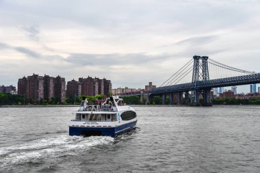 Williamsburg Köprüsü ve manzarası n karşı Doğu nehrinde feribot