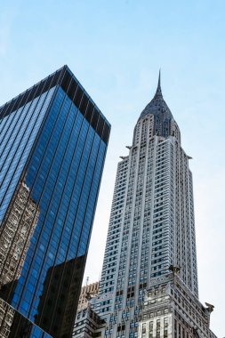 New York'ta Chrysler Binası. Gökyüzü karşı düşük açılı görünüş