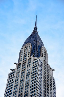 New York'ta Chrysler Binası. Gökyüzü karşı düşük açılı görünüş