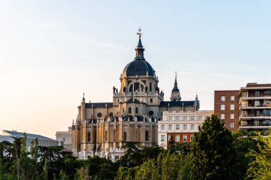 Madrid Almudena Katedrali. Gün batımında manzarası