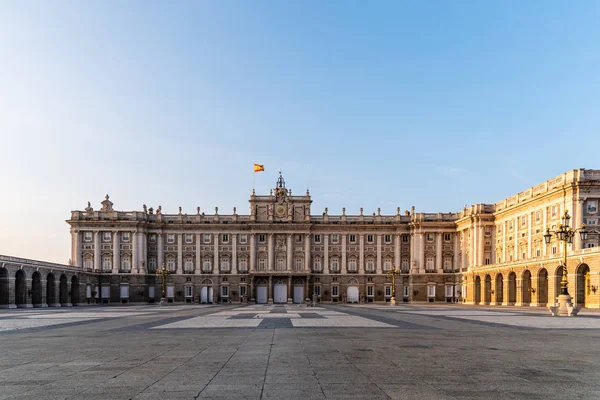 Palais royal de Madrid, Espagne, au coucher du soleil — Photo