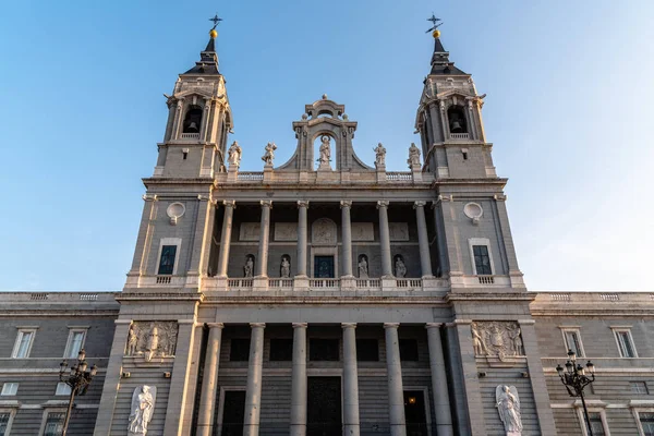 Almudena katedralen i Madrid. Låg vinkel Visa — Stockfoto
