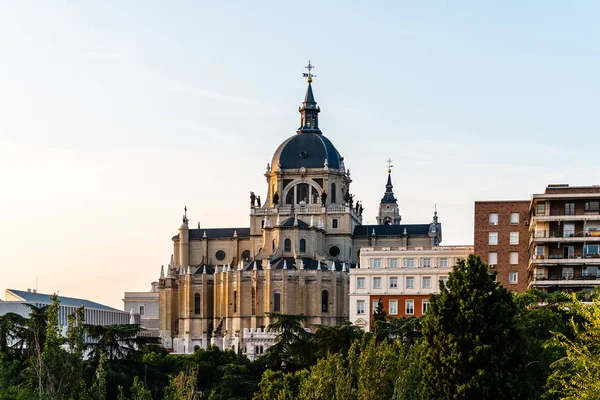 Katedra Almudena w Madrycie. Panoramę miasta o zachodzie słońca — Zdjęcie stockowe