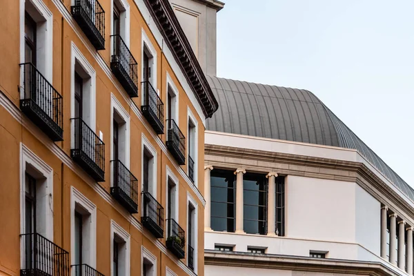 Старі житлові будинки і Королівський театр в Мадриді — стокове фото