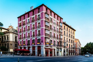 Madrid'in tarihi şehir merkezinde gün batımında Bailen sokak.