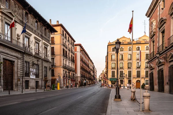 Calle Mayor en el centro histórico de Madrid al atardecer . —  Fotos de Stock