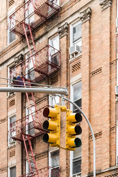 Feux de circulation jaunes contre un vieux bâtiment à New York — Photo