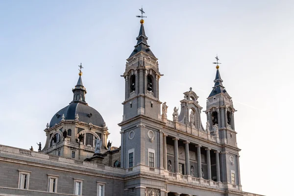 Almudena katedralen i Madrid. Låg vinkel Visa — Stockfoto