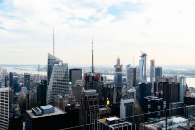 New York şehrinin gün batımında havadan görünümü 