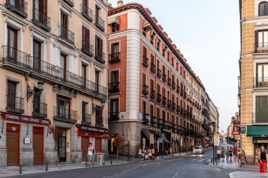 Madrid'in tarihi şehir merkezinde günbatımı Belediye Başkanı Street.
