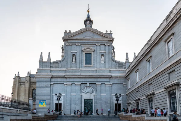 Almudena katedrális, Madrid. Oldalnézet bejárat — Stock Fotó