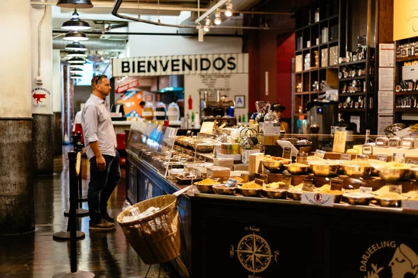 Gente comprando en Chelsea Market en Nueva York — Foto de Stock