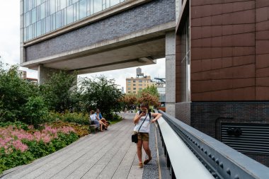 New York City'de yüksek hat üzerinde zevk insanlar