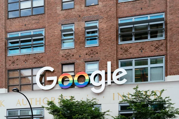 Google teken met de kleuren van de regenboog buiten het Google-kantoor in New — Stockfoto