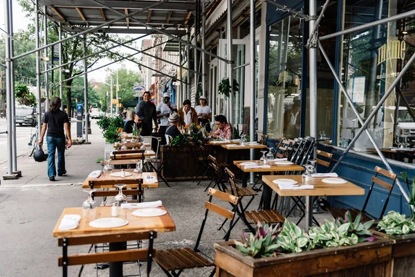 Café Sidewalk con gente disfrutando en Greenwich Village — Foto de Stock