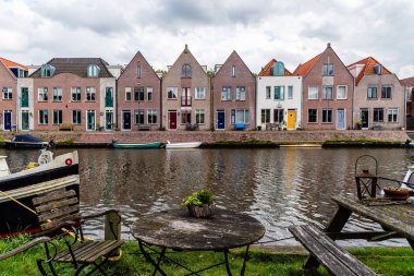 Doğal görünümü satır evler Hollanda ve kanal
