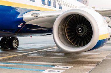 Uçak önce kısa uçak jet motoru çıkar