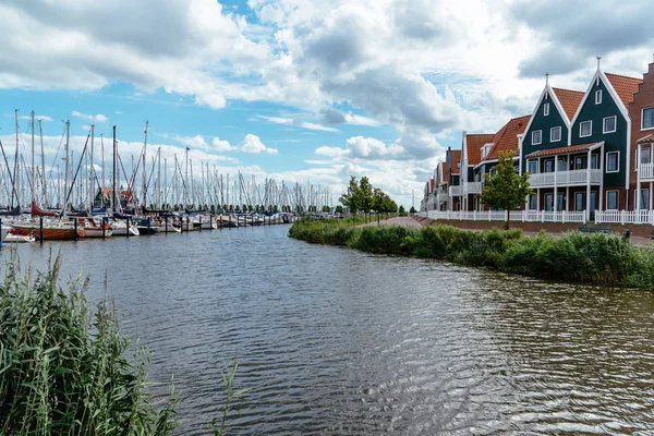 Marina Volendam med traditionella hpuses och lyx Yachts — Stockfoto