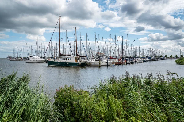 Yatchs amarrados en el puerto deportivo de Volendam — Foto de Stock