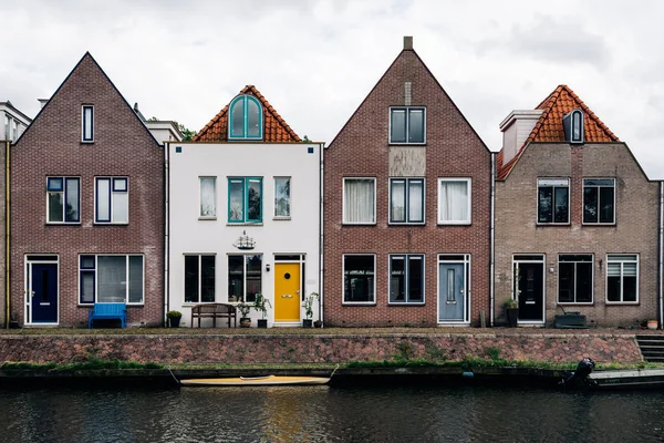 Schilderachtig uitzicht op kanaal en rij huizen in Nederland — Stockfoto