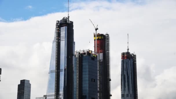 Time Lapse ουρανοξύστες υπό κατασκευή εναντίον κινούμενα σύννεφα — Αρχείο Βίντεο