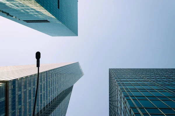 Vista ad angolo basso dei grattacieli contro il cielo blu a New York — Foto Stock