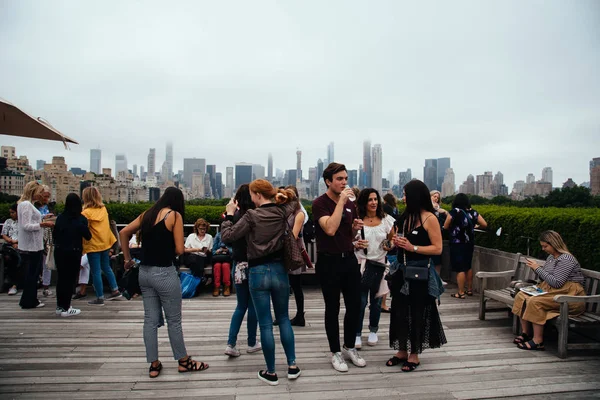 New York'taki Metropolitan Müzesi çatıda genç insanlar — Stok fotoğraf