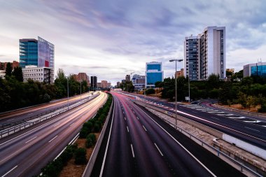 Madrid'da M30 otoyol, gün batımı, uzun pozlama