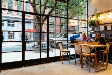 New York'ta kafede çalışan erkek uzmanları