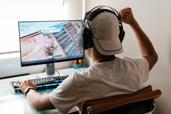 Nastolatek gra Fortnite wideo gra na Pc — Zdjęcie stockowe