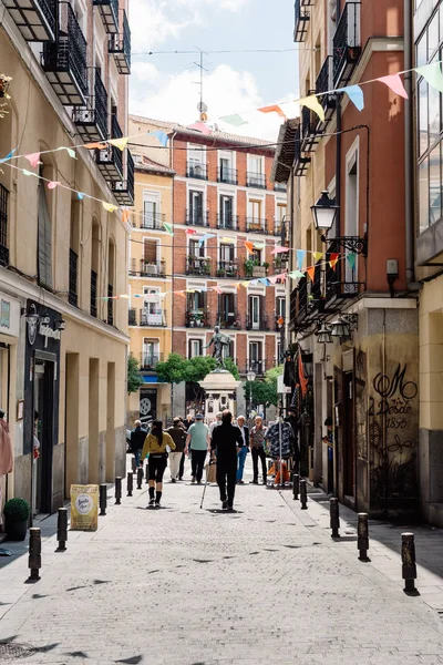 Vista de calle del barrio de Lavapies en Madrid — Foto de Stock