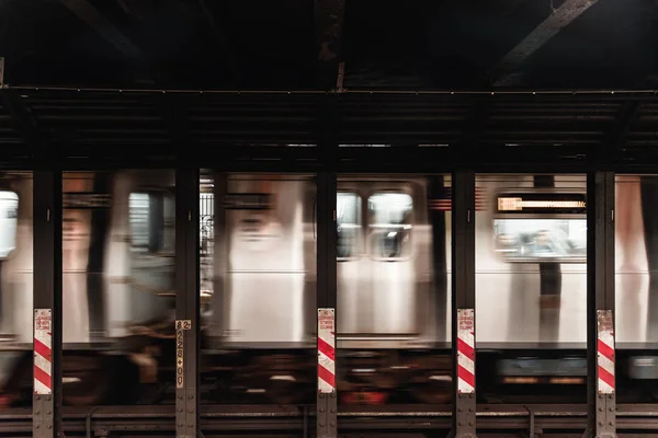 Estação de metrô com trem em movimento — Fotografia de Stock