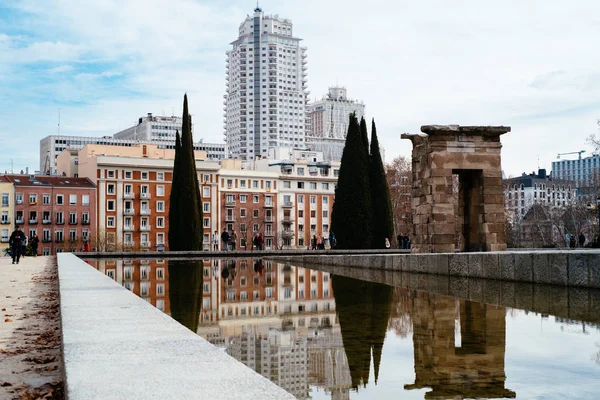 Chrám Debod proti obloze v Madridu — Stock fotografie