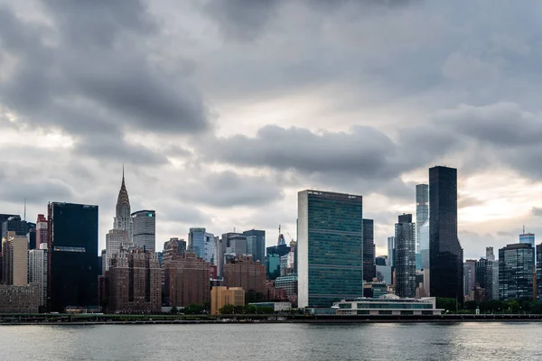Скайлайн Midtown Манхэттена в Нью-Йорке — стоковое фото