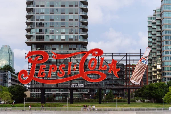 Pepsi Cola sign at Gantry Plaza State Park in Queens — Stock Photo, Image