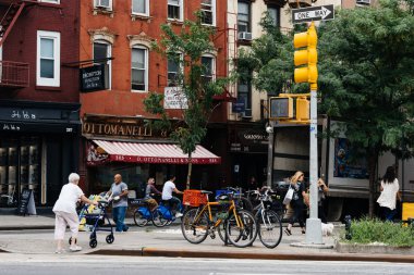 Greenwich Village, Nyc sokak geçerken insanlarda