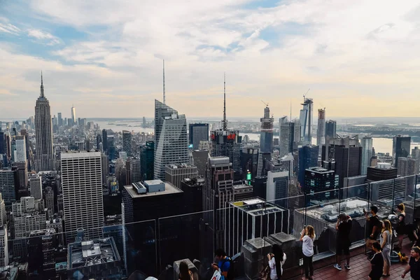 Turistas disfrutando de vista aérea de la ciudad de Nueva York — Foto de Stock