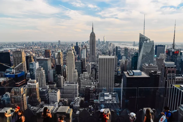 Tourists enjoying aerial view of New York City — Stock Photo, Image