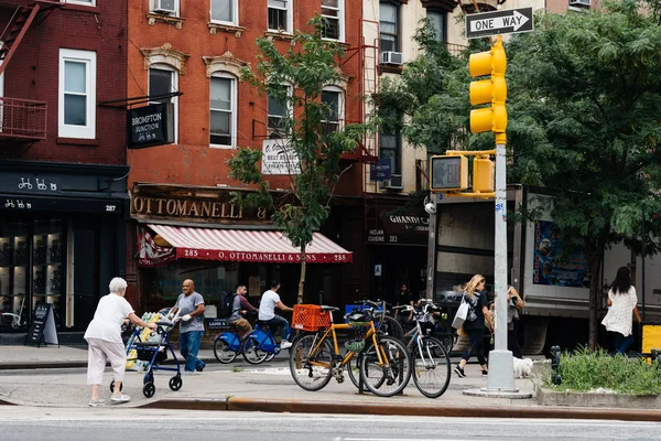 Personnes au croisement de rue à Greenwich Village, NYC — Photo