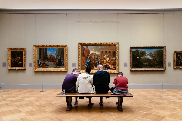 Müzesi resim salonunda bankta oturan insanlar