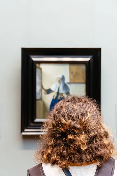 Frau betrachtet Bild im städtischen Kunstmuseum — Stockfoto