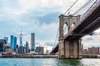 New York ve Brooklyn Köprüsü'nün şehir manzarası