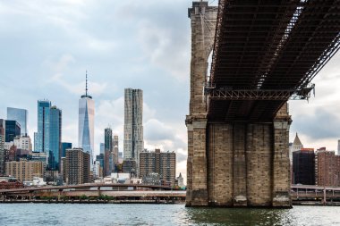 Brooklyn Köprüsü ve New York Skyline 