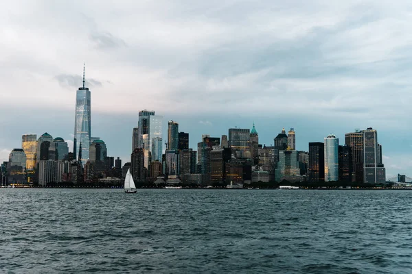 Skyline y paseo marítimo de la ciudad de Nueva York — Foto de Stock