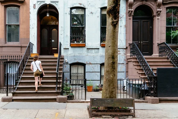 Mulher no clássico prédio de apartamentos em Greenwich Village — Fotografia de Stock
