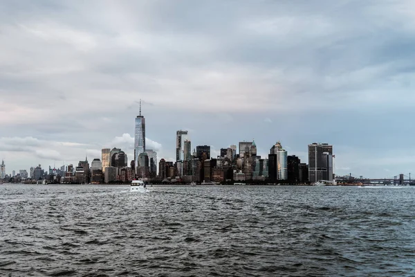 Skyline и набережная Нью-Йорка — стоковое фото