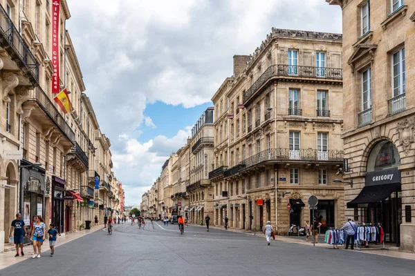 Wyłączonej z ruchu kołowego ulicy w centrum miasta Bordeaux — Zdjęcie stockowe