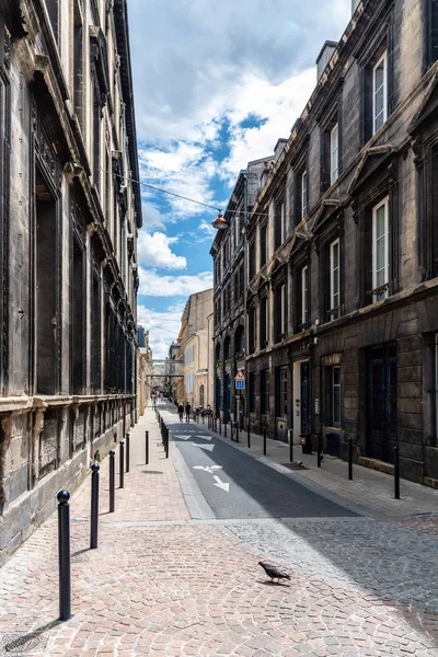 Rue étroite dans le centre historique de Bordeaux — Photo