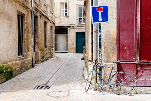 Vélo stationné dans la vieille rue étroite de Bordeaux — Photo