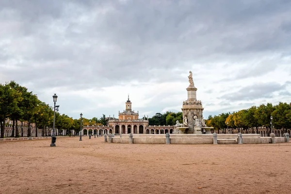 Vista panorámica de la plaza y la iglesia en Aranjuez — Foto de Stock